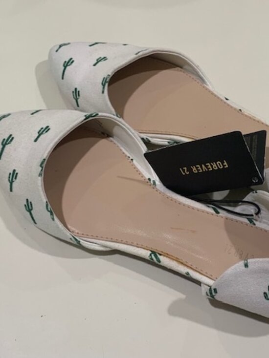 Forever 21 Shoes - NWT New FOREVER 21 Women's Cactus Print Pointed Toe Sandals Flats Sz 7.5 Shoes